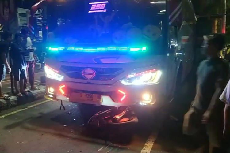 Bermula Ngeblong Lampu Merah, Lalu Tabrak Motor, Bus Mira Dirusak Massa di Caruban Madiun