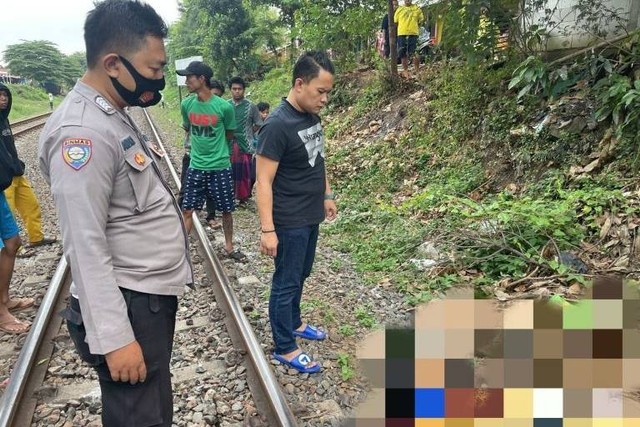 Dua Sejoli di Karawang Tewas Tersambar Kereta Kargo