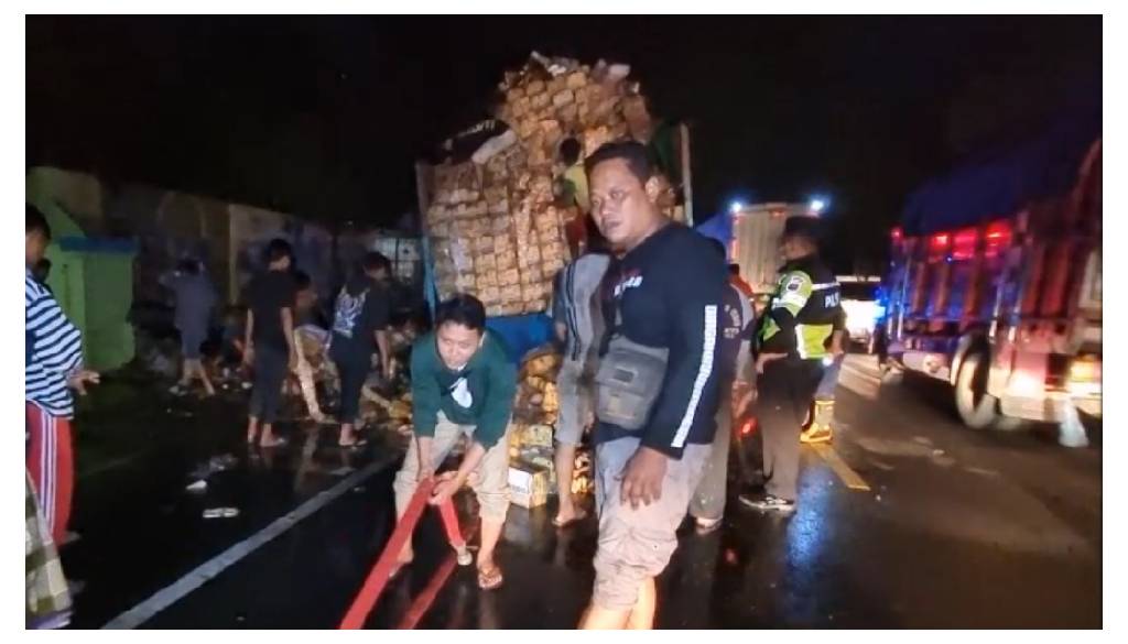 Honda Verza dan Truk Bermuatan Kopi Sachet di Nganjuk Terlibat Kecelakaan hingga Terbakar