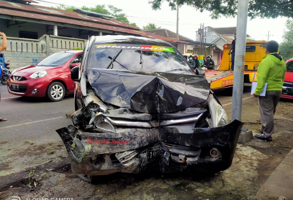 Mobil Daihatsu Xenia Tabrak Bangunan Tembok Ruko di Banyuwangi, Diduga Sopir Ngantuk