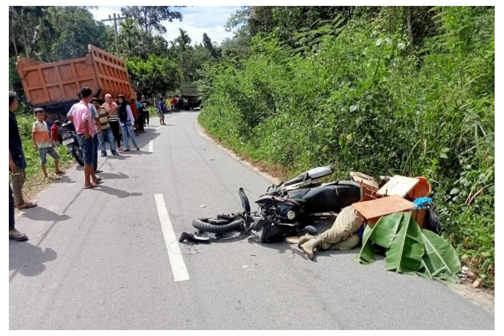 Truk Hilang Kendali Lalu Tabrak Pemotor Mega Pro di Jalan Lintas Panyabungan Timur Mandailing Natal, Korban Tewas Ditempat