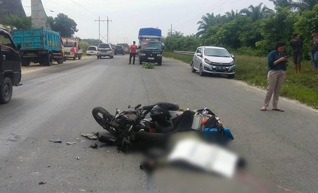 Kecelakaan di Rokan Hilir, Pemotor Verza Tewas Setelah Tabrak Ban Depan Colt Diesel