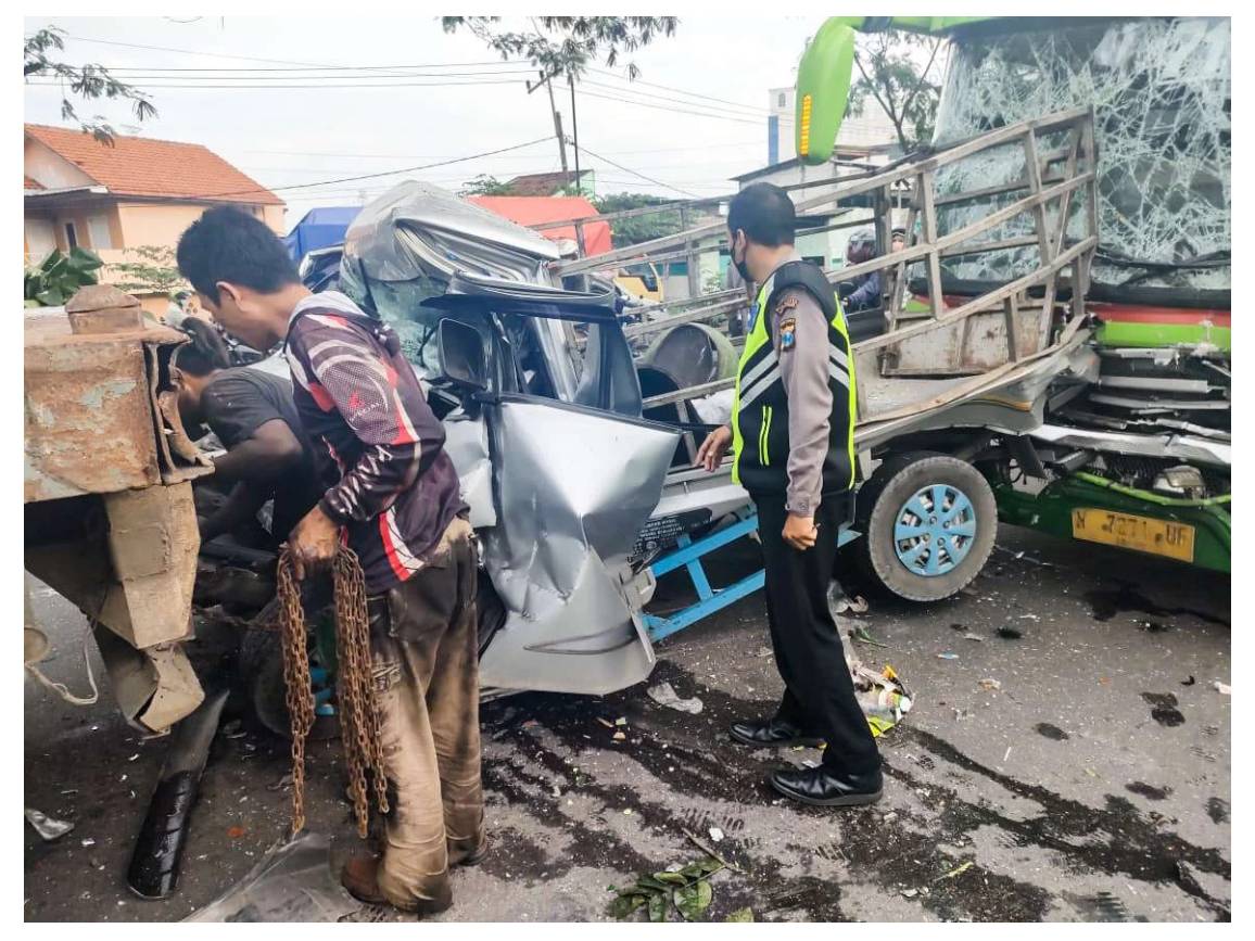 Tabrakan Beruntun di Jalan Raya Medaeng Waru Sidoarjo, Melibatkan Truk Trailer, Pikap Grand Max, dan Bus Sinar Mandiri Mulya