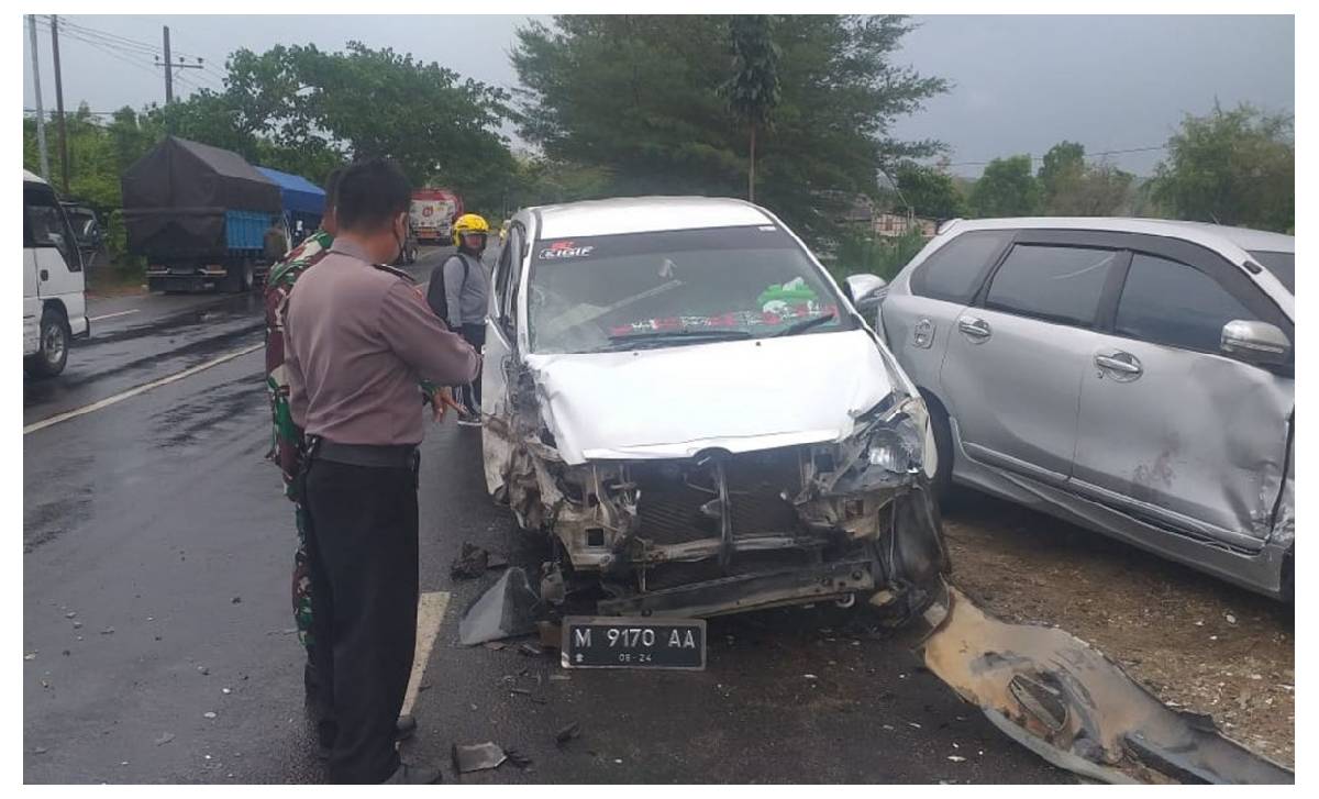 Kecelakaan Beruntun di Sumenep, Innova Tabrak Pikap dan Avanza, Salah Satu Masuk Jurang