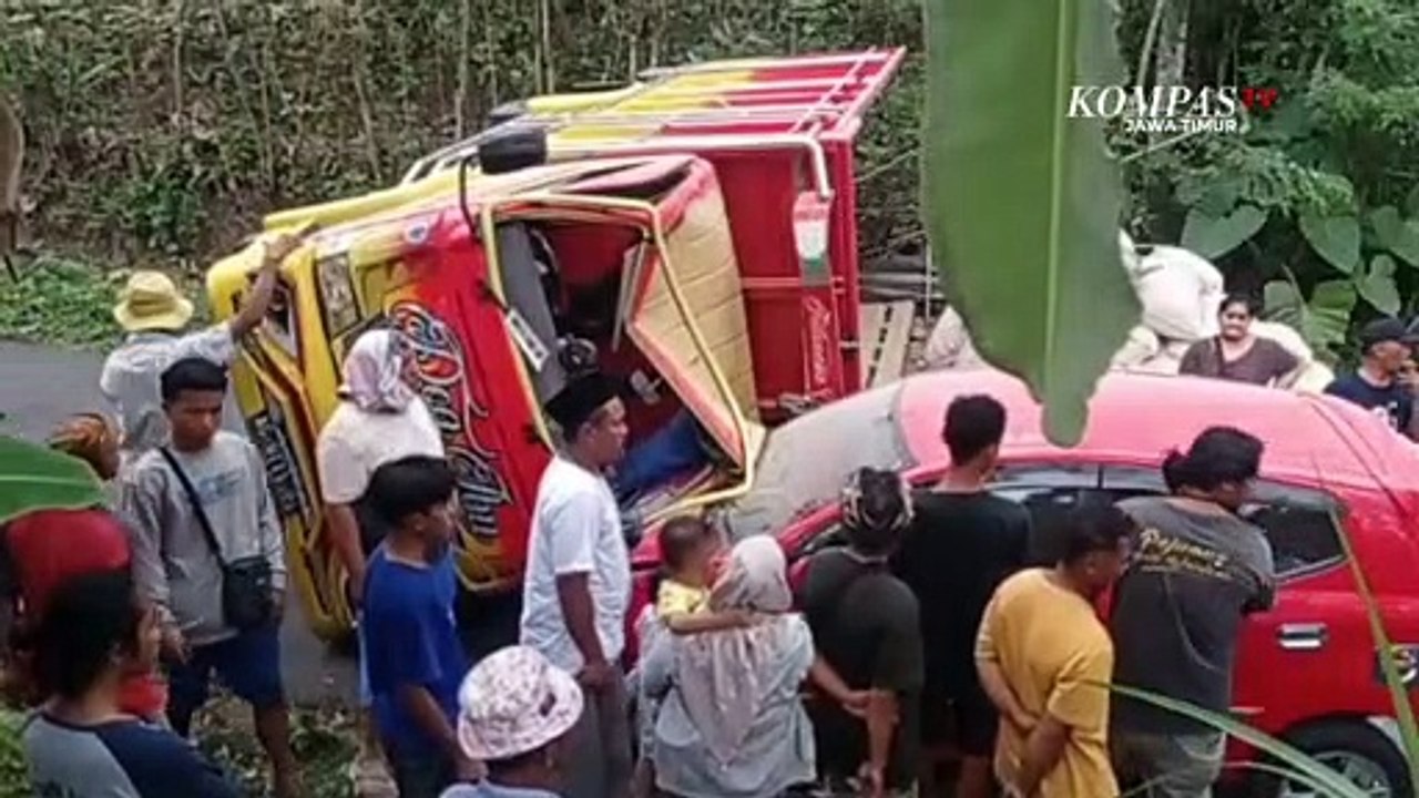 Kecelakaan di Blitar, Truk Muat Pakan Ayam Terguling Timpa Mobil Akibat Gak Kuat Nanjak