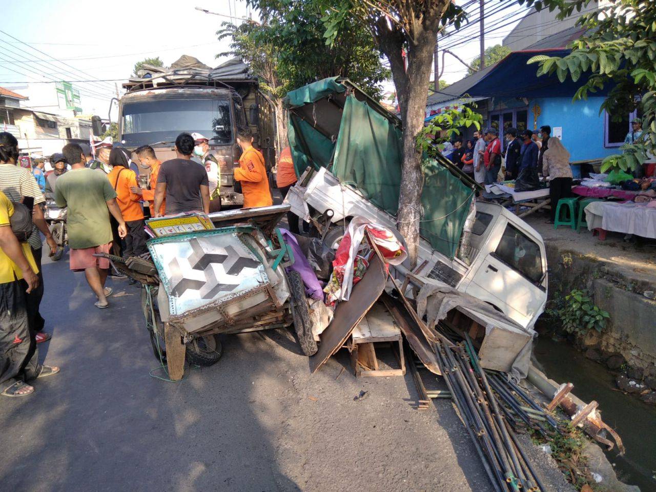 Kecelakaan Hari ini di Surabaya, Truk Tabrak Motor dan Pikap hingga Nyungsep ke Sungai