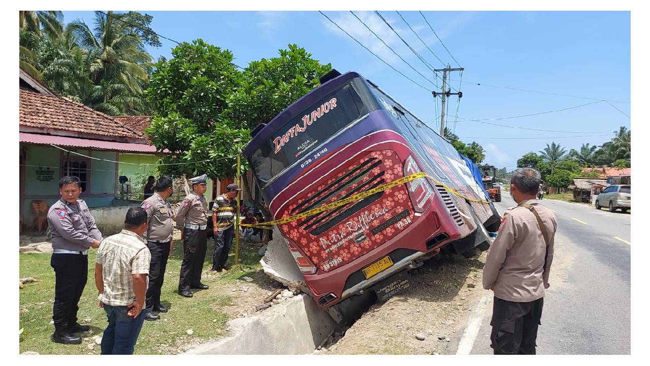 Hilang Kendali, Bus Rombongan Atlet Karate Terperosok ke Selokan di Kaur