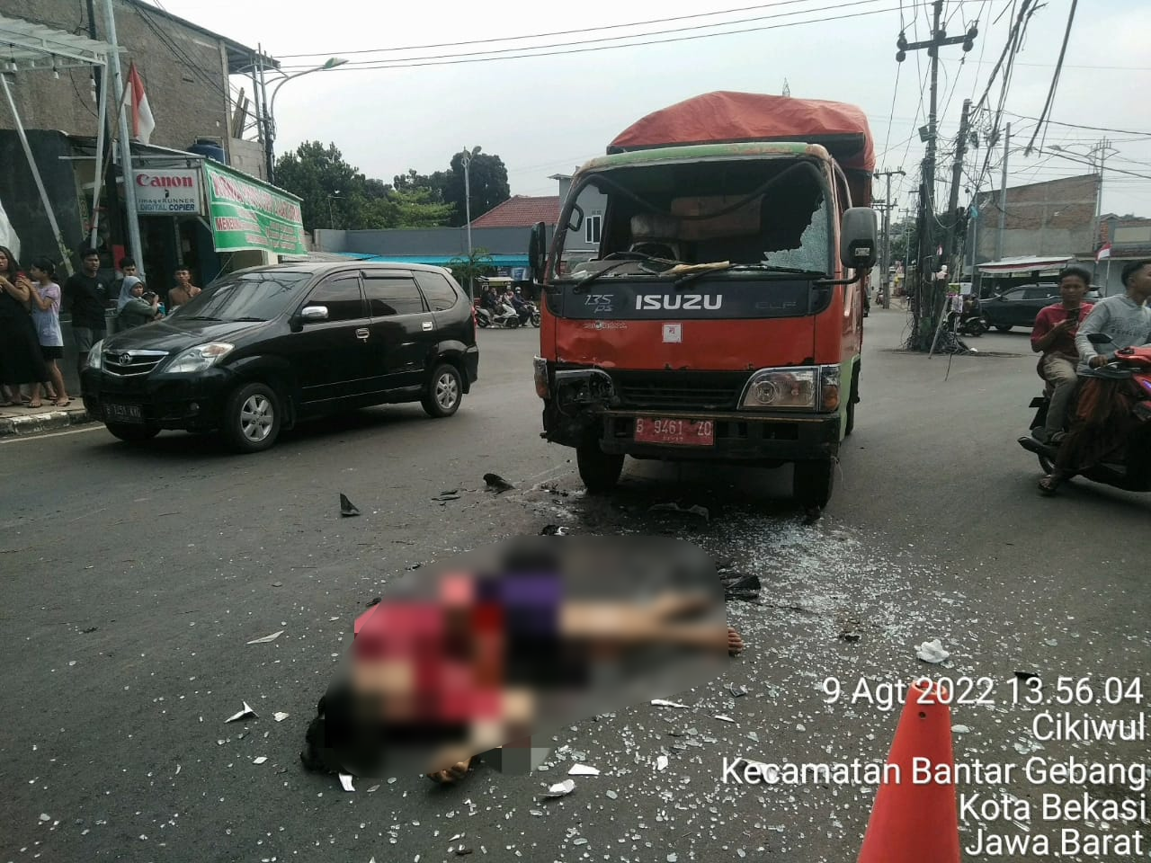Kecelakaan Maut Adu Banteng, Perempuan Pengendara Motor Ini Tewas Terlindas Truk Sampah