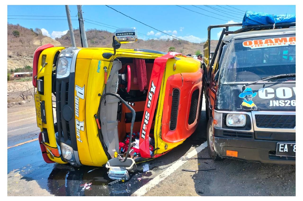 Kecelakaan di Bima, Mobil Travel Terguling & Rusak Parah, Diduga usai Mendahului Truk