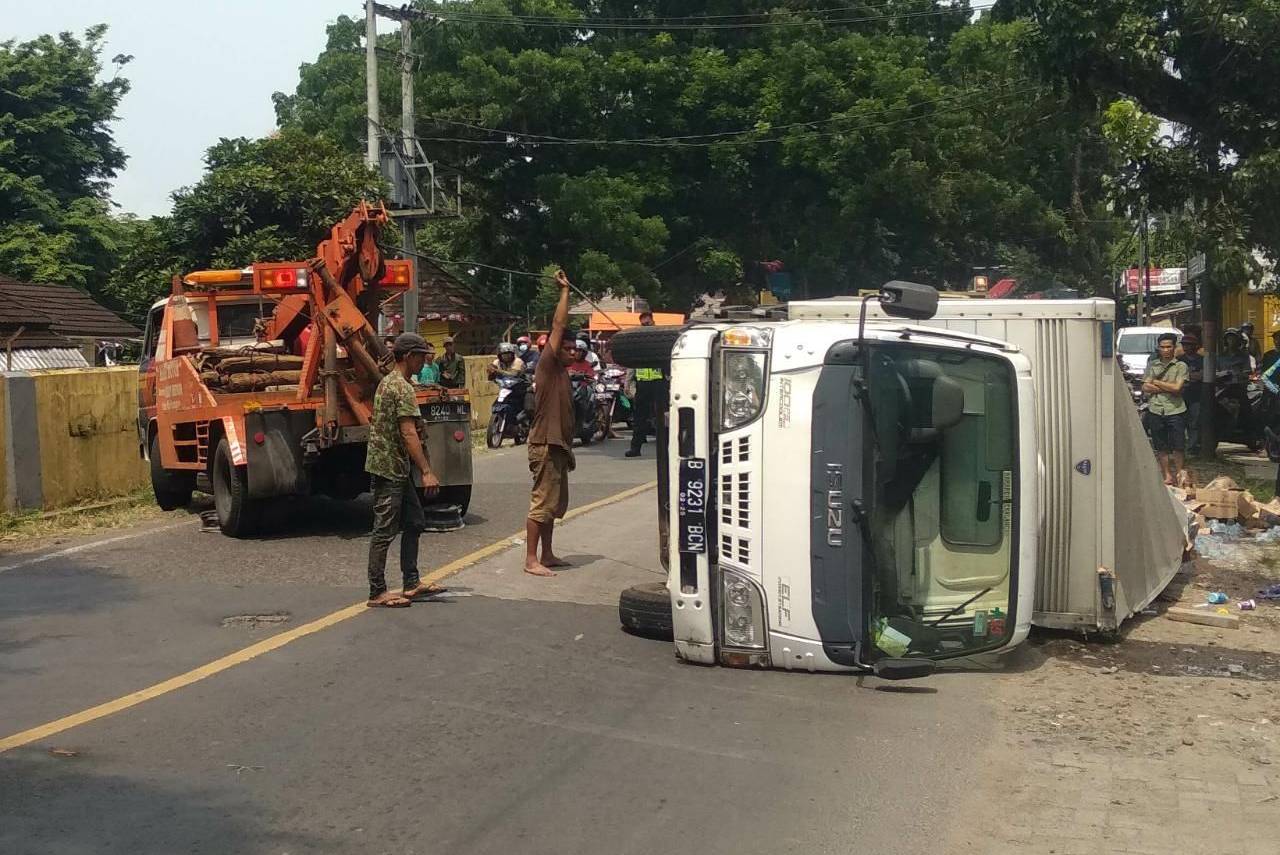 Kecelakaan Tunggal Mobil Box Isuzu di Jalan Raya Pandeglang-Labuan, Ternyata Ini Penyebabnya