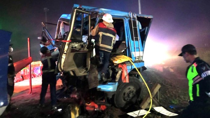 2 Orang Tewas Usai Truk Tabrak Beton GT Parungkuda Sukabumi