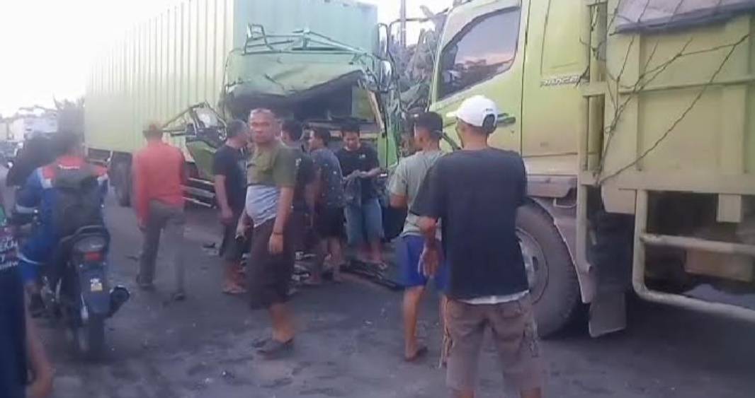 3 Truk Fuso dan 2 Motor Tabrakan Beruntun, Satu Orang Jadi Korban