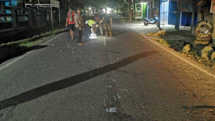 Adu Banteng Motor Vespa vs Honda Vario di Jalan Desa Cihideunggirang Kuningan, 1 Orang Tewas