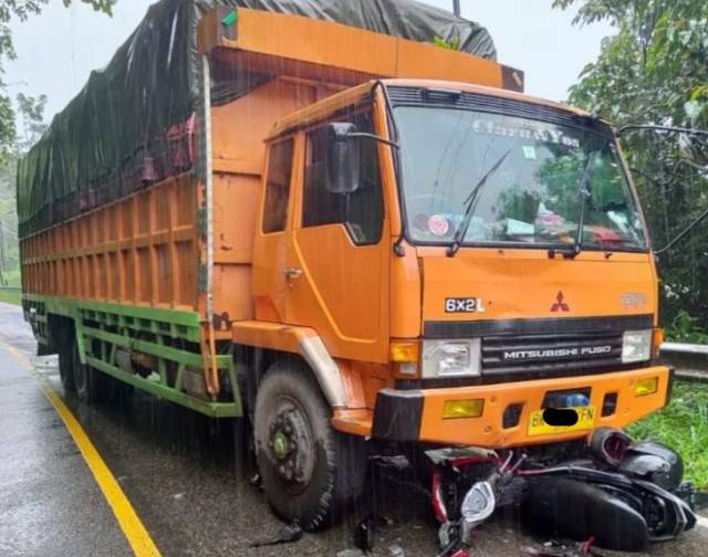 Adu Banteng Truk Vs Motor di Jalan Lintas Bukittinggi, 3 Orang Luka-luka
