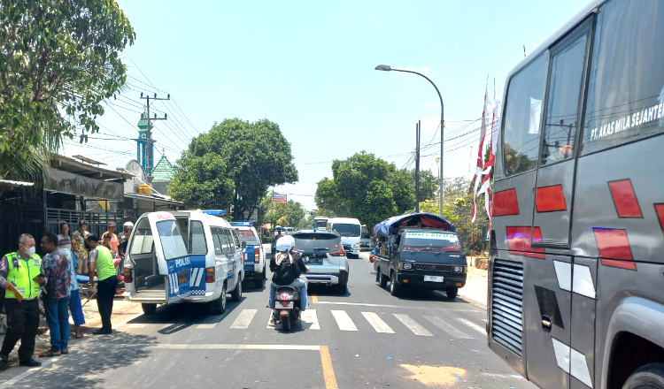 Akibat Bonceng Tiga, Pemotor di Tuban Terlibat Kecelakaan dengan Truk, Satu Korban Meninggal Dunia