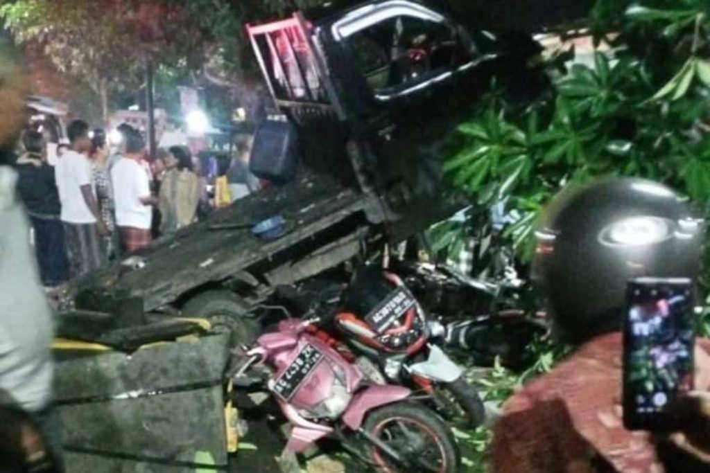 Akibat Sopir Ngantuk, Truk Hantam Pikap dan 4 Motor di Trenggalek