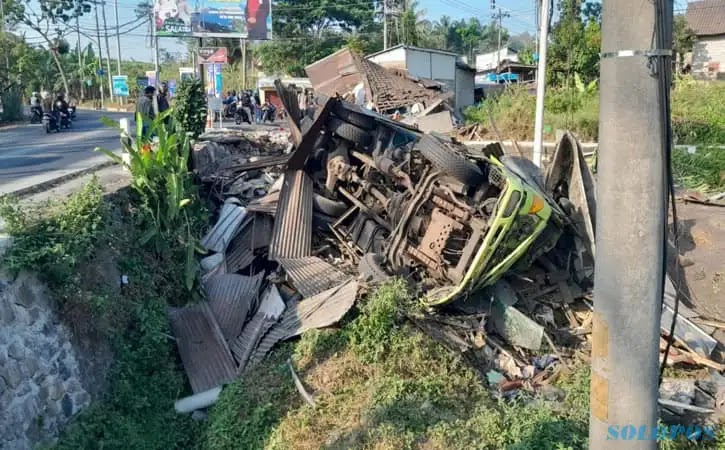 Alami Rem Blong, Truk Muatan Batok Kelapa Sawit Terguling di Sidorejo Salatiga