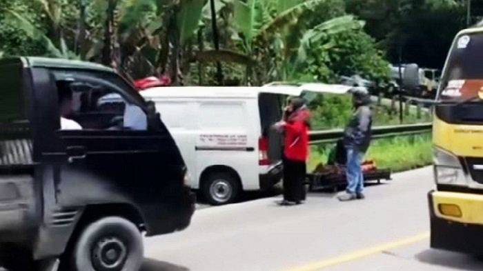 Ambulans Bawa Jenazah Alami Kecelakaan di Jalan Lintas Padang-Solok