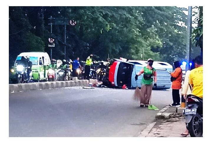 Angkot Tabrak Separator Jalan di Kota Tangerang, Sopir Luka-luka