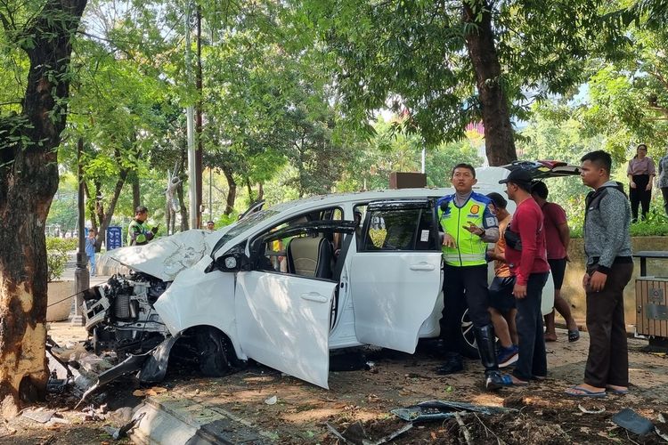 Awalnya Ingin Menolong Anak Sekolah Korban Kecelakaan, Perempuan di Semarang Malah Ditabrak Mobil