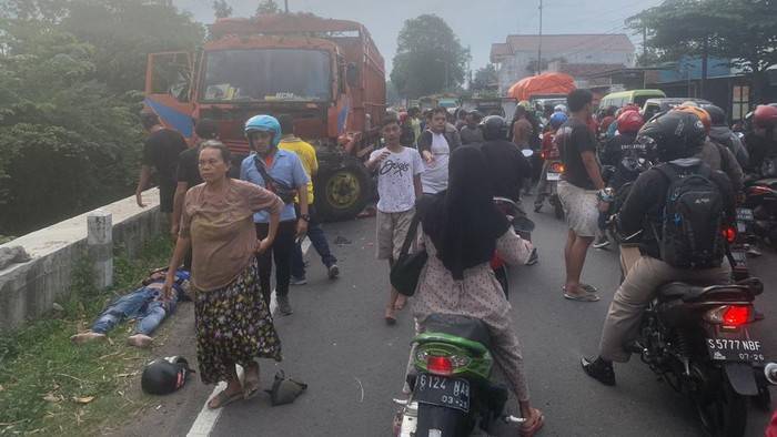 Ban Pecah, Truk Tronton Hantam 3 Motor di Mojokerto, 1 Orang Tewas 2 Luka