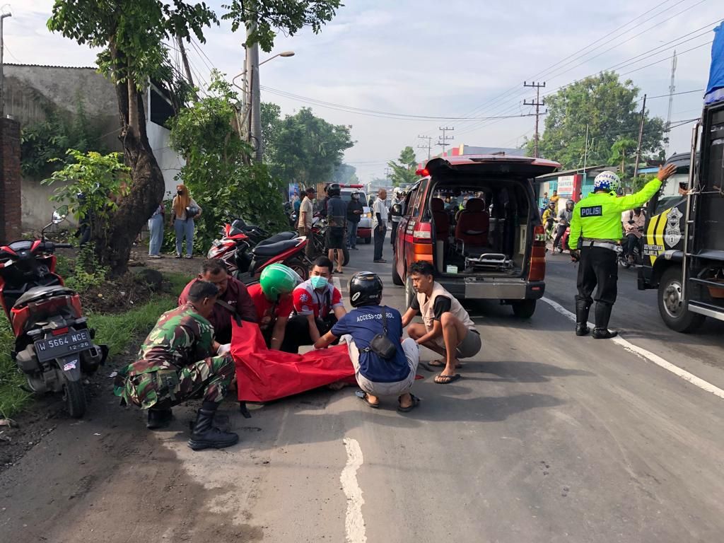 Ban Selip, Pemotor asal Surabaya Tewas Terlindas Trailer di Mojokerto