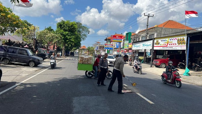 Bentur Bemper Mobil-Terpental Tabrak Pejalan Kaki, Pemotor Tewas