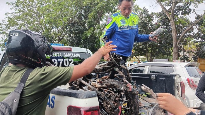 Bonceng 2 Anaknya Melawan Arah, IRT di Batam Tewas Terlindas Truk