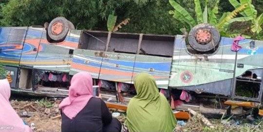 Bus ALS Berpenumpang 23 Orang Terbalik Lalu Masuk Jurang di Tapanuli Selatan, 1 Orang Tewas