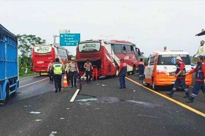 Kecelakaan Maut di Tol Brebes, Bus Agra Mas Hantam Tronton Parkir, 3 Tewas 5 Luka