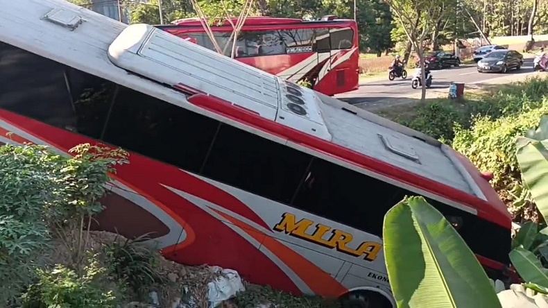 Bus Mira Hantam Pengendara Motor hingga Terjun ke Sungai di Ngawi, 1 Luka Parah