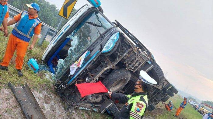 Terguling, Bus Pariwisata SMK Randudongkal Semarang Kecelakaan di Tol Gempol-Pasuruan