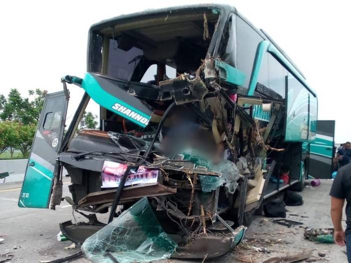 Bus Rombongan SMK PGRI 1 Nganjuk Tabrak Truk di Tol Jombang, Kernet Tewask 4 Luka Berat