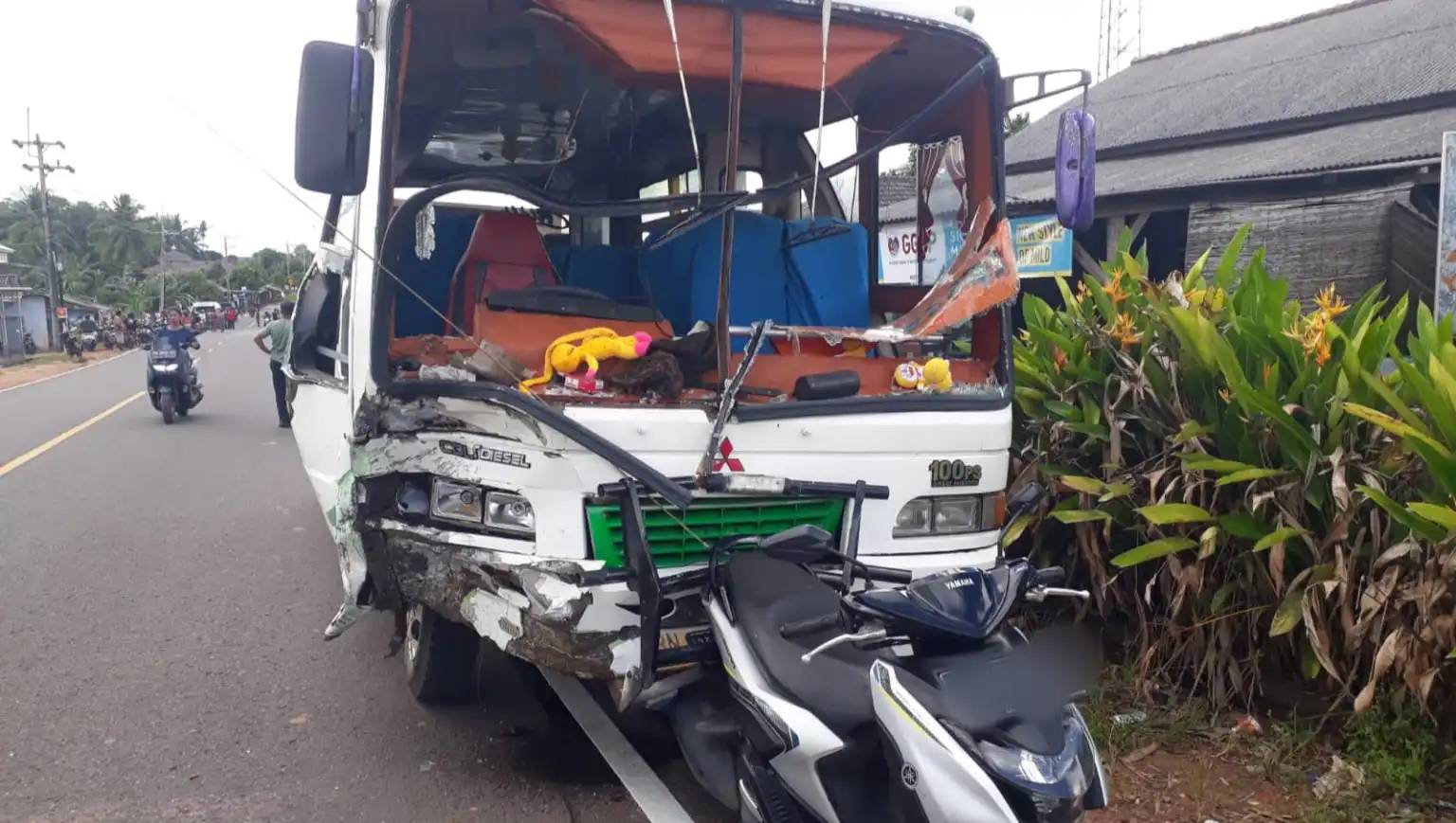 Bus Rombongan Santri Kecelakaan dengan 2 Motor di Toboali Bangka Selatan, 1 Orang Tewas