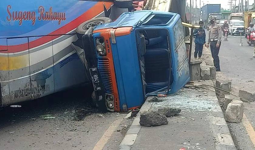 Bus Sugeng Rahayu dan Bus Harapan Jaya Alami Kecelakaan di Trowulan Mojokerto di waktu Nyaris Bersamaan