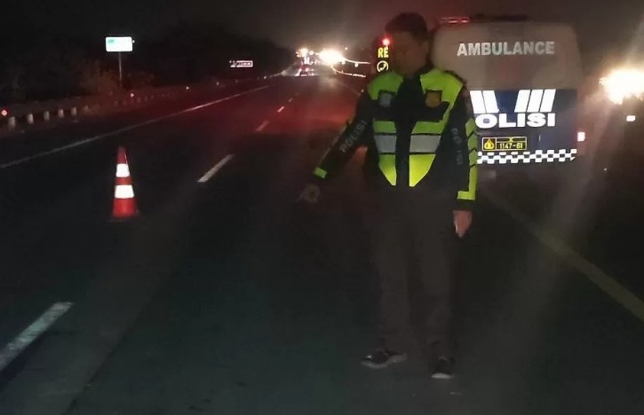Carry Tabrak Truk dari Belakang, Istri Warga Surabaya Tewas di Tol Sumo