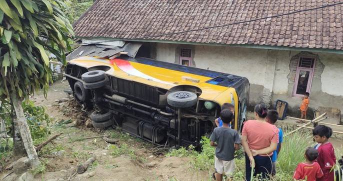 Detik-Detik Bus Rombongan 25 Mahasiswa Untirta Terguling di Lebak Banten