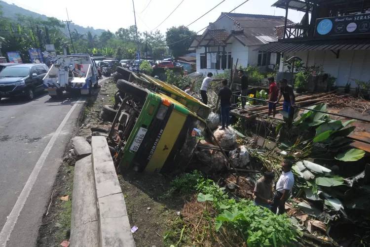 Detik-Detik Truk Oleng Lalu Terguling di Ciampea Bogor, 2 Penumpang Tewas