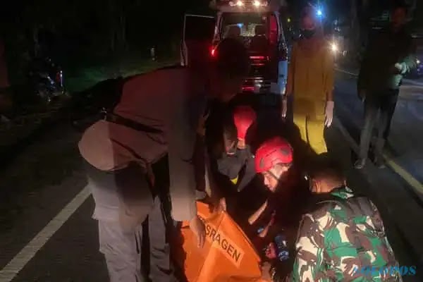 Detik-detik Kecelakaan Maut 1 Motor Vs 2 Truk di Sambungmacan Sragen, 2 Orang Meninggal