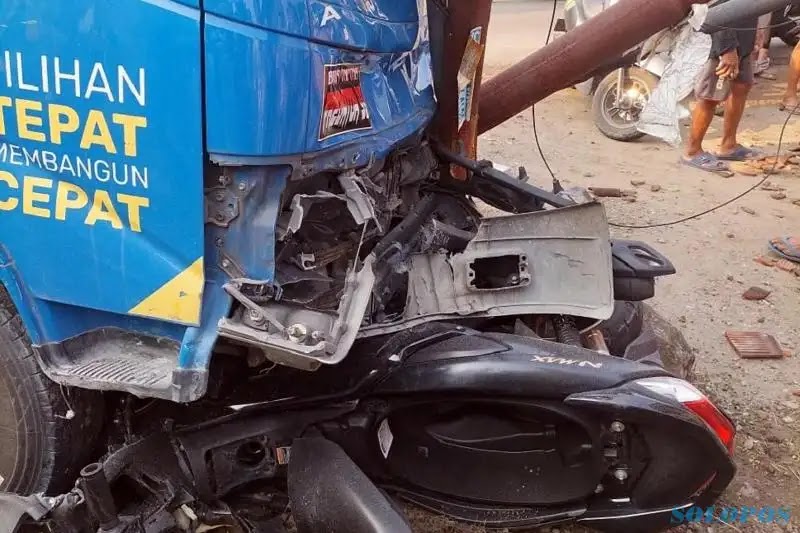 Detik-detik Kecelakaan Maut 2 Truk & 4 Motor di Miri Sragen