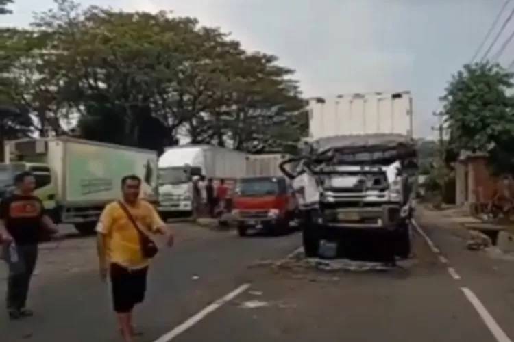 Detik-detik Kecelakaan Maut Karambol 3 Truk dan 1 Sepeda Motor Jalan Pantura Subah Batang Siang Ini, 1 Orang Tewas