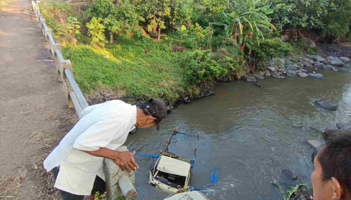Detik-detik Truk Bangunan Terjun Sungai Welang, Kernet Tewas-Sopir Selamat