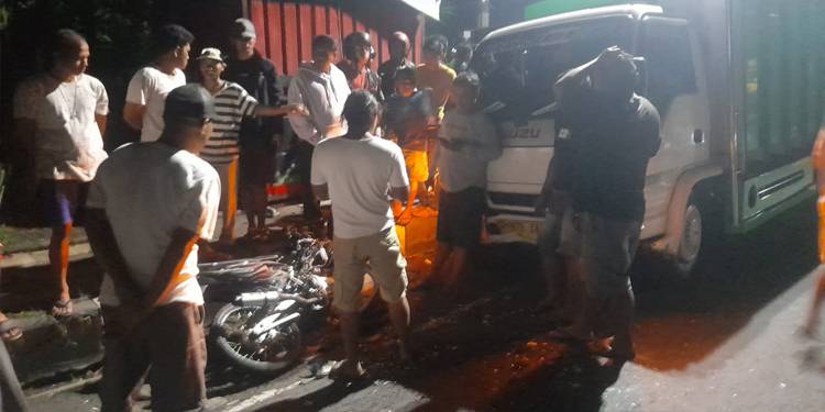 Diduga Balapan, Jupiter MX Hantam Mobil Truck Parkir di Buleleng, Pemotor Tewas