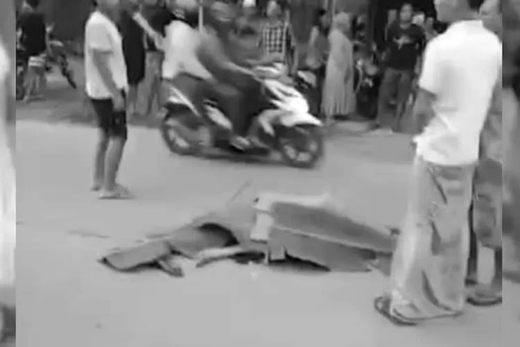 Diduga Gagal Nyalip, Pengendara Motor Meninggal Terlindas Truk di Guntur Demak