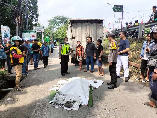 Diduga Gagal Salip, Pemotor Meninggal Terlindas Truk di Semarang