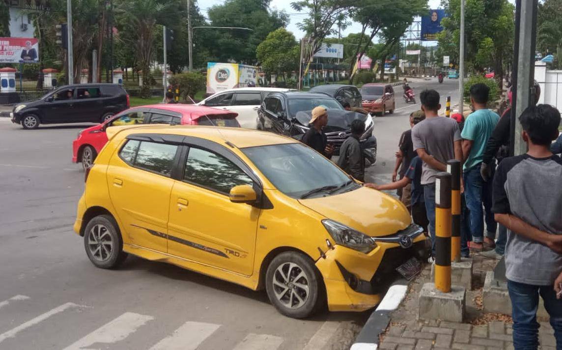 Diduga Lampu Lalu Lintas Tidak Berfungsi, Terios dan Agya Saling Tabrak, 4 Luka-luka