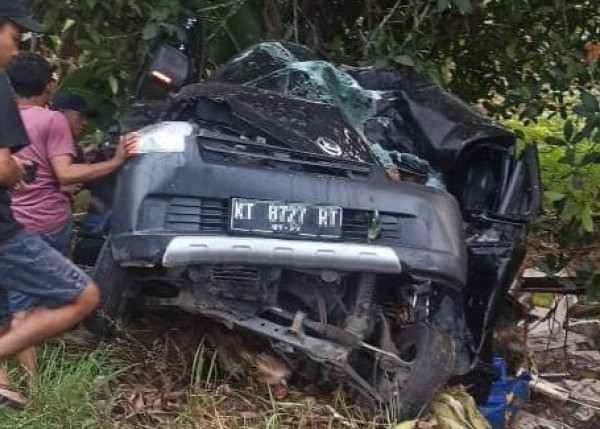 Diduga Mengantuk, Penjual Ikan Asal Kutim Tewas Setelah Mobil Pikup yang Dikendarainya Menabrak Pohon