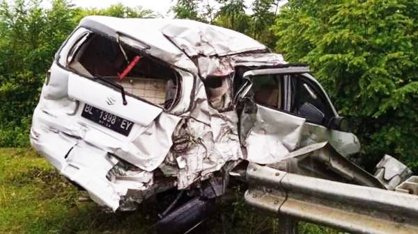 Diduga Ngantuk, Sopir Truk Tronton Tabrak Mobil Ertiga yang sedang Parkir di Aceh Jaya