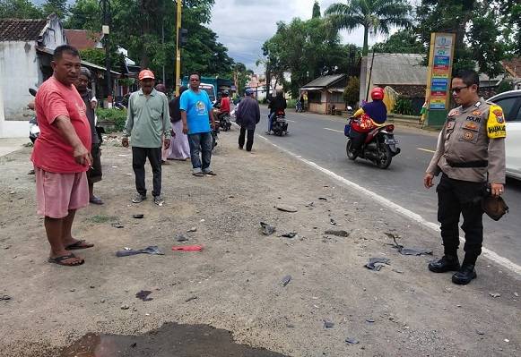 Diduga Ugal-ugalan, Truk Tabrak Pemotor hingga Meninggal di Situbondo