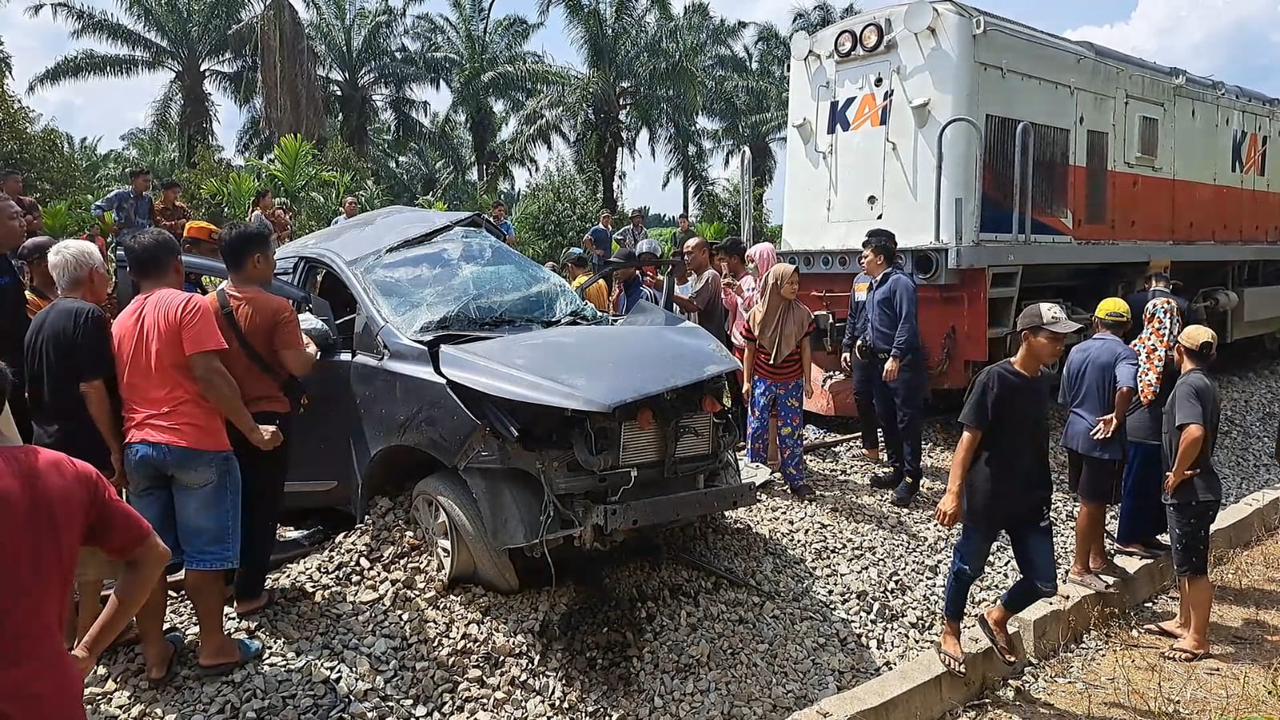 Ditabrak Kereta Api, Penumpang Toyota Innova Tewas Di Tempat